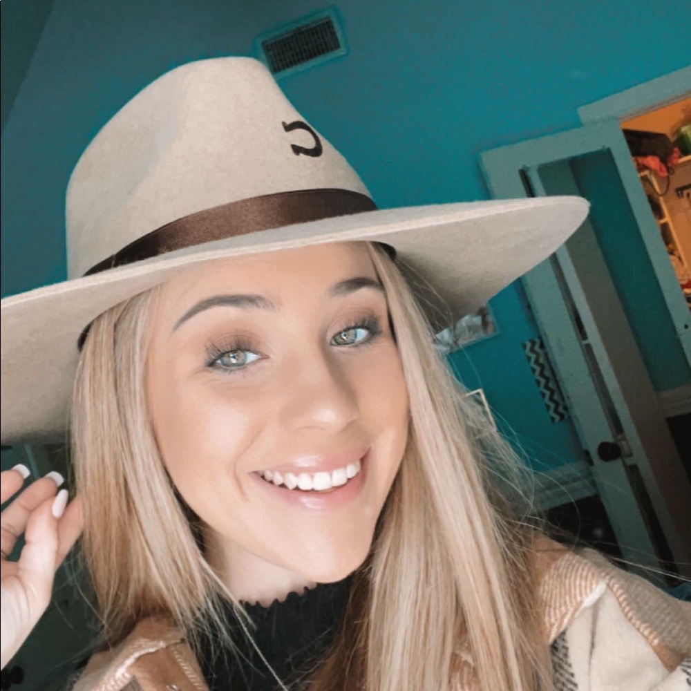 Meet your Posher, Emily